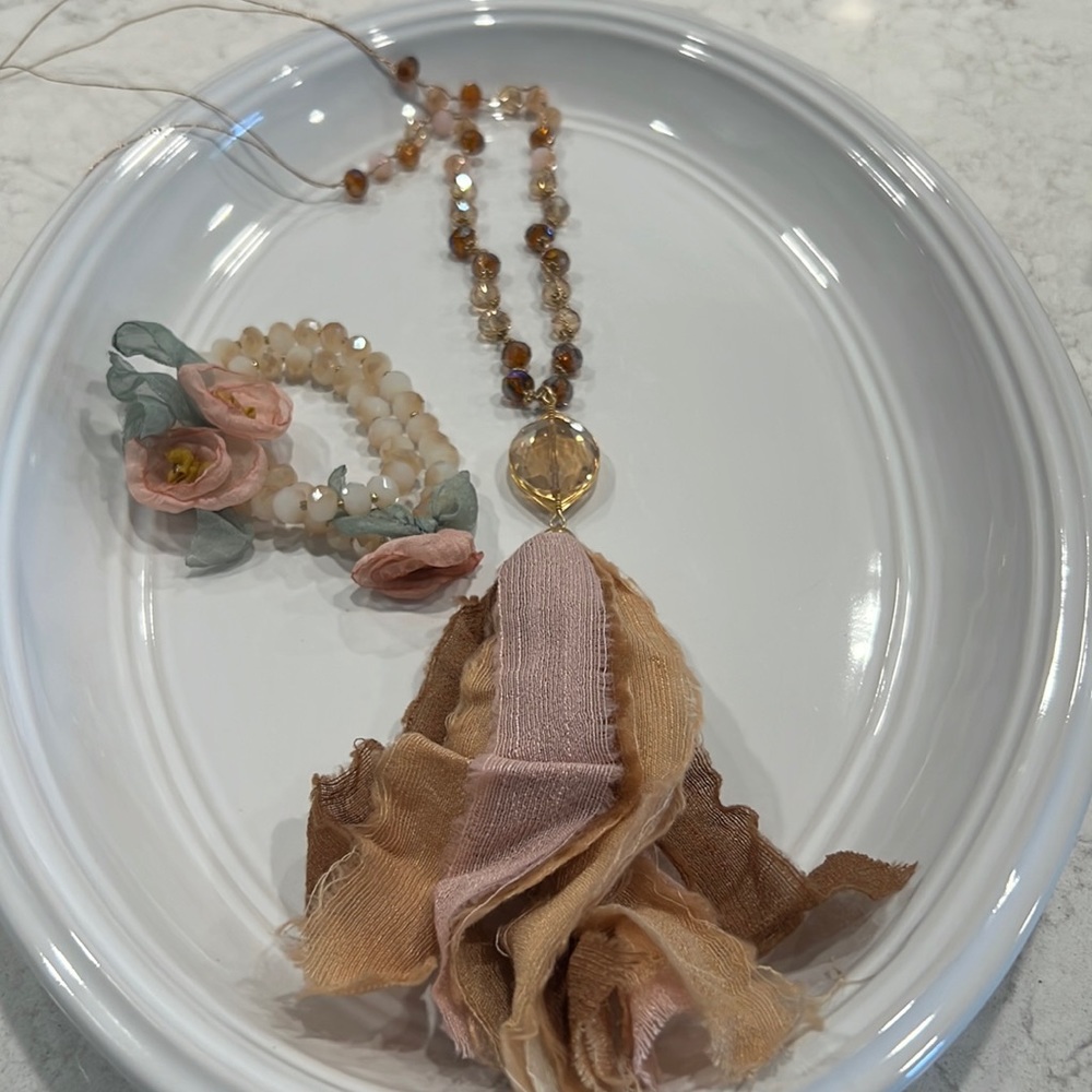 Necklace and bracelet lot